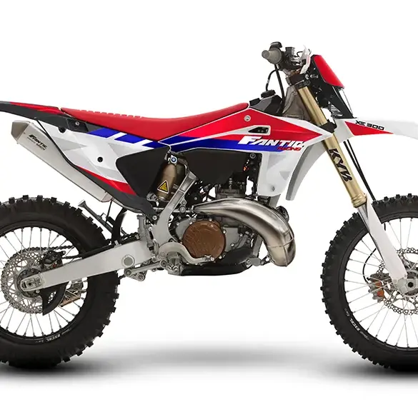 Seitenansicht der Fantic XE 300 Enduro des Modelljahres 2026 mit rot-blauer Verkleidung