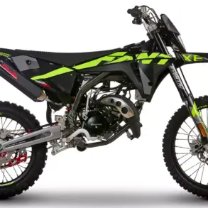 Fantic XE 50 Performance 2025 Seitenansicht, sportliche 50ccm Enduro mit Stollenreifen