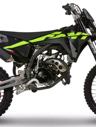 Fantic XE 50 Performance 2025 Seitenansicht, sportliche 50ccm Enduro mit Stollenreifen