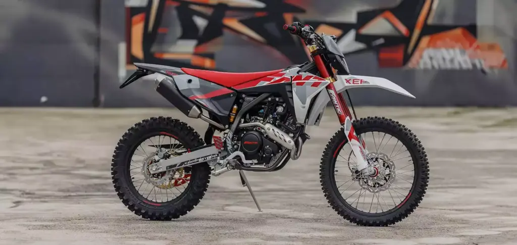Seitenansicht einer Fantic XEF 125 Competition vor urbanem Hintergrund