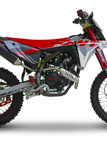 Seitenansicht der Fantic XEF 125 Competition in Weiß/Rot, eine sportliche Enduro-Maschine.