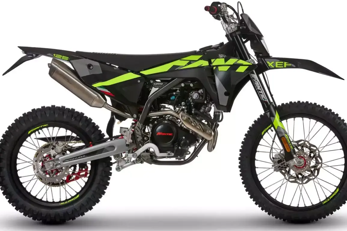 Fantic XEF 125 Enduro Performance Motorrad in Schwarz-Gelb, Seitenansicht, auf weißem Hintergrund