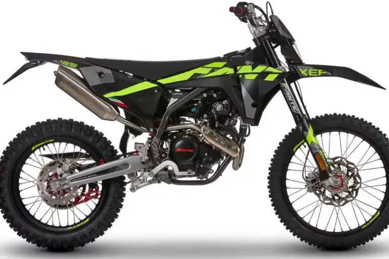 Fantic XEF 125 Enduro Performance Motorrad in Schwarz-Gelb, Seitenansicht, auf weißem Hintergrund