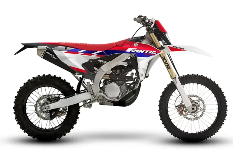Fantic XEF 310 Enduro-Motorrad Modelljahr 2026 in seitlicher Ansicht auf weißem Hintergrund