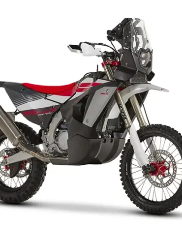 Fantic XEF Rally Factory als vollausgestattete Rally-Enduro, Seitenansicht auf weißem Hintergrund