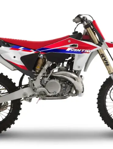 Fantic XX 250 2026 Motocross-Motorrad mit Aluminiumrahmen, Kayaba-Fahrwerk und markantem Rot-Weiß-Blau-Design.
