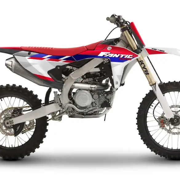 Motocross-Motorrad Fantic XXF 450 MY26 in Seitenansicht mit rotem, blauem und weißem Dekor.