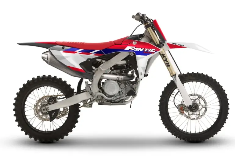 Motocross-Motorrad Fantic XXF 450 MY26 in Seitenansicht mit rotem, blauem und weißem Dekor.