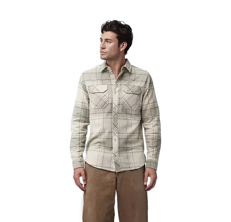 Beiges Flanellhemd Traildust aus Baumwoll-Twill mit Brusttaschen, frontal getragen von einem Mann.