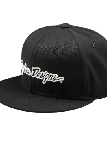 Schwarzes Flat Bill Snapback Cap mit weißem Troy Lee Designs-Schriftzug auf der Front.
