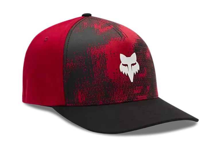 Rote Fox Flexfit Cap mit schwarzem Schirm und Fox-Logo auf der Vorderseite.