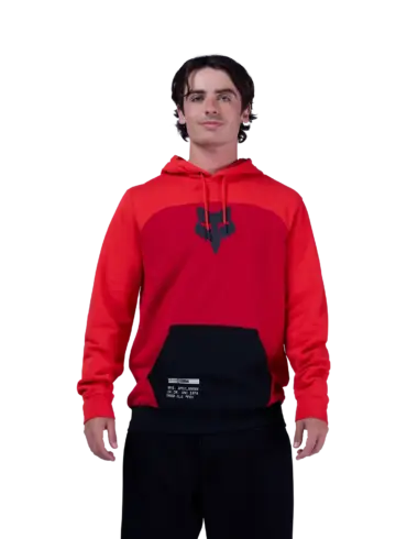 Junger Mann trägt einen roten Fracture Kapuzenpullover mit kontrastierendem Einsatz und Fox-Logo vorne.