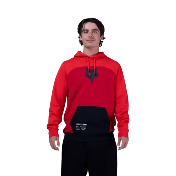 Junger Mann trägt einen roten Fracture Kapuzenpullover mit kontrastierendem Einsatz und Fox-Logo vorne.