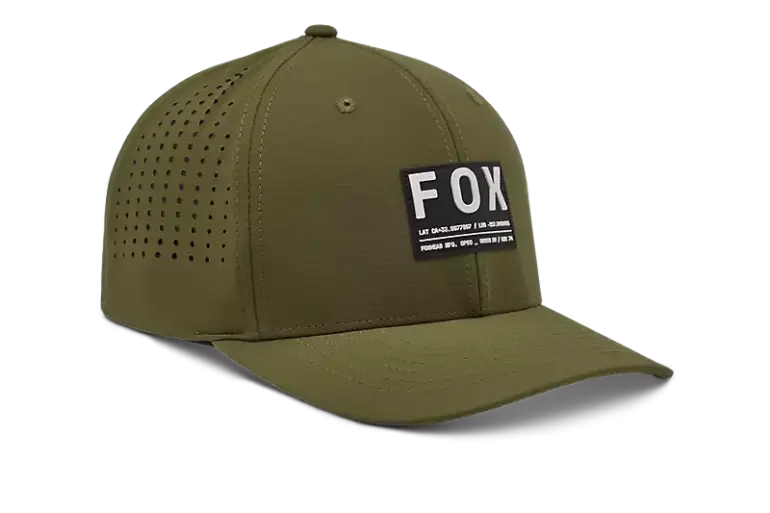 Olivgrüne FOX Flexfit-Kappe mit atmungsaktiven Perforationen und gewobenem Aufnäher seitlich vorne.