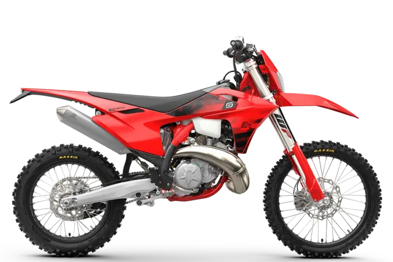 Seitliche Ansicht der GASGAS EC 300 2026 in markantem Rot, ausgestattet für anspruchsvolles Enduro-Gelände.