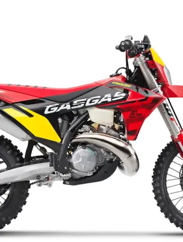 GASGAS EC 300 GP 2025 Enduro-Motorrad in Rot, Schwarz und Gelb seitlich fotografiert