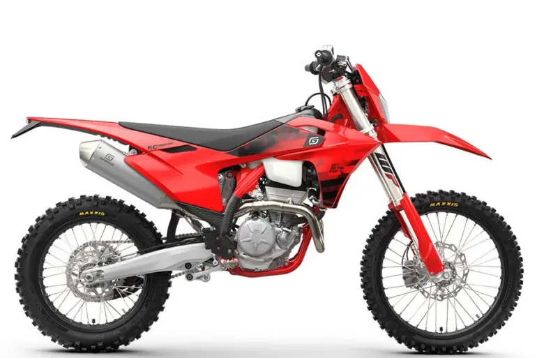 Seitenansicht einer GASGAS EC 350F 2026 Enduro mit roter Verkleidung auf weißem Hintergrund.