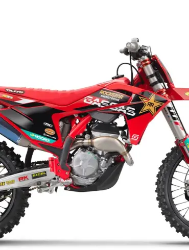 GASGAS MC 250F Factory Edition 2025 Motocross-Motorrad in Seitenansicht, im roten Werksdesign mit Rockstar Energy-Grafik
