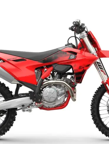 GASGAS MC 450F 2026 Motocross-Motorrad in Rot-Schwarz, seitliche Ansicht, auf weißem Hintergrund.