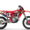 Seitenansicht der GASGAS MC 450F Factory Edition 2025 im roten Werksteam-Design mit FMF-Auspuff und Dunlop-Bereifung.