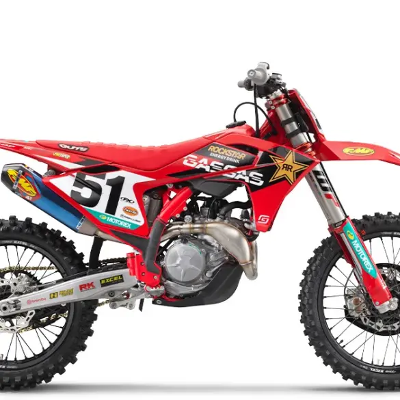Seitenansicht der GASGAS MC 450F Factory Edition 2025 im roten Werksteam-Design mit FMF-Auspuff und Dunlop-Bereifung.