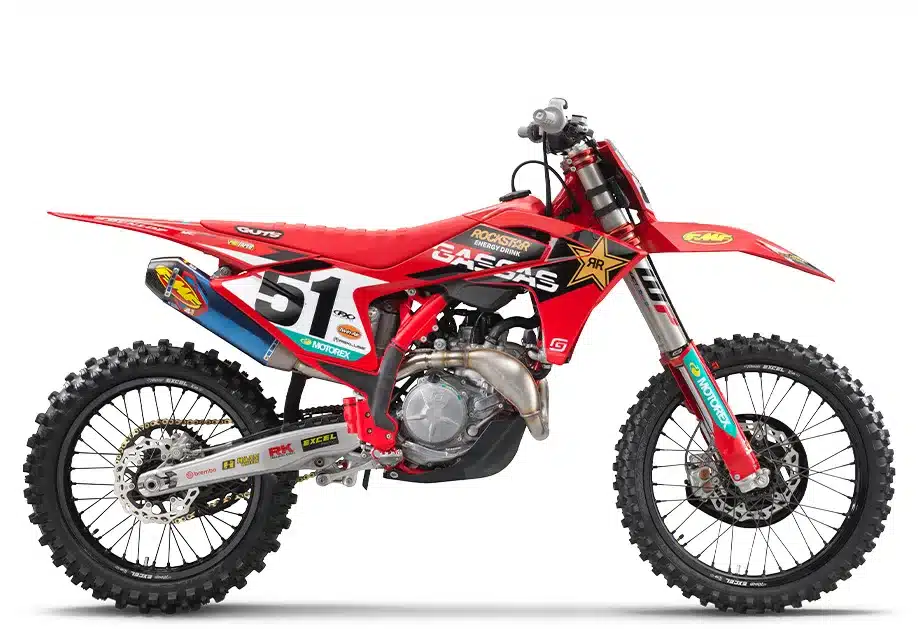 Seitenansicht der GASGAS MC 450F Factory Edition 2025 im roten Werksteam-Design mit FMF-Auspuff und Dunlop-Bereifung.