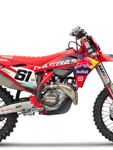 Seitenansicht der GASGAS MC 450F Prado Edition 2025 Motocross-Maschine mit offiziellen Red Bull Racing Grafiken.