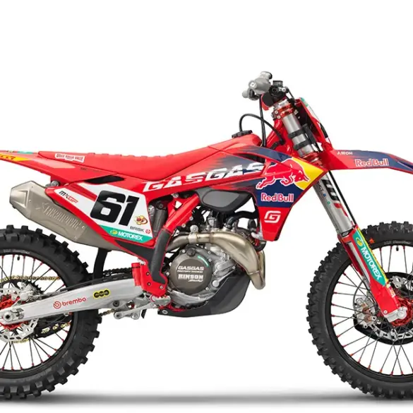 Seitenansicht der GASGAS MC 450F Prado Edition 2025 Motocross-Maschine mit offiziellen Red Bull Racing Grafiken.