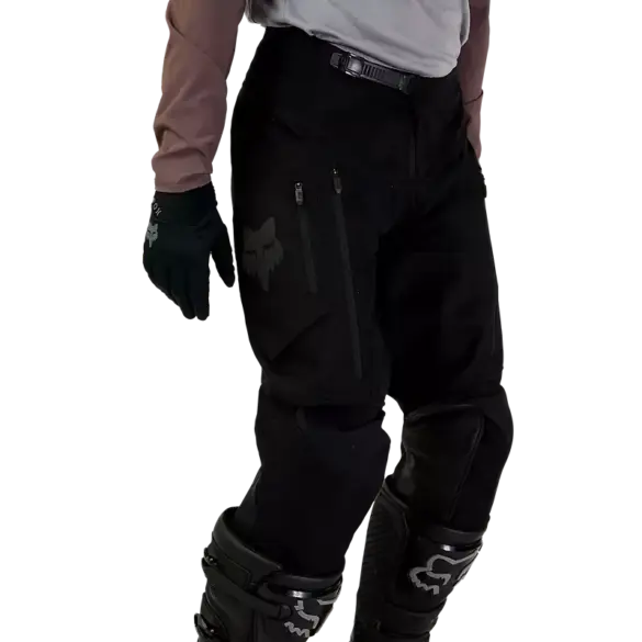 Offroad-Motorradhose Ranger in Schwarz mit robusten Leder- und Stretchpanels, getragen von Fahrer.