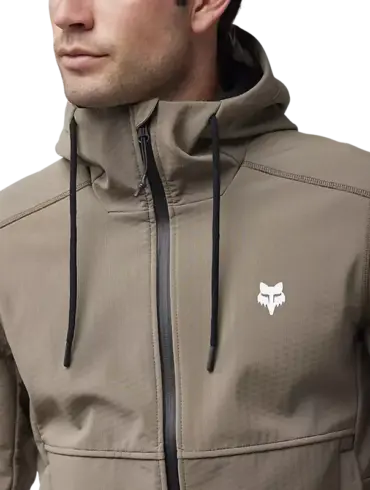 Mann trägt die wasserfeste Softshell-Jacke Pit in hellem Aschgrau mit Reißverschluss und Kapuze