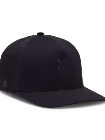 Schwarze Adapt Kappe mit gewölbtem Visier und perforierten Seiten für verbesserte Belüftung.