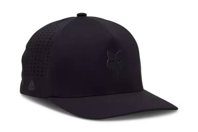 Schwarze Adapt Kappe mit gewölbtem Visier und perforierten Seiten für verbesserte Belüftung.