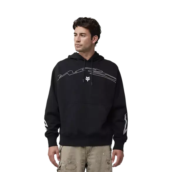 Mann trägt den Fox Racing Kapuzenpullover Energy Face Oversized in Schwarz mit weißer Grafik und Kängurutasche.