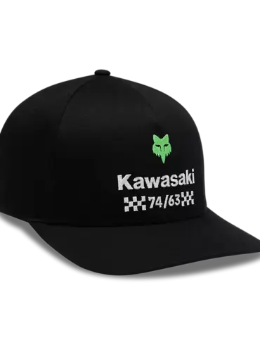 Schwarzes Kawasaki Flexfit Cap mit grünem Fuchs-Logo, gesticktem Marken-Schriftzug und karierten Details auf der Vorderseite.