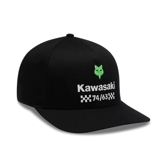 Schwarzes Kawasaki Flexfit Cap mit grünem Fuchs-Logo, gesticktem Marken-Schriftzug und karierten Details auf der Vorderseite.