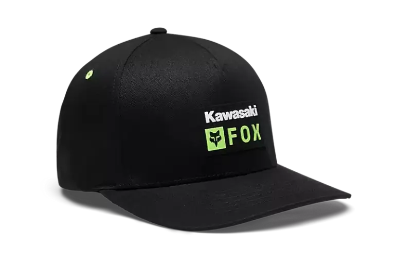 Schwarze Flexfit Mütze von Kawasaki mit grünem Fox-Logo auf der Vorderseite.