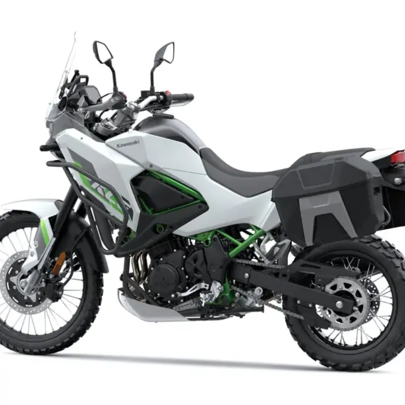 Kawasaki KLE500 SE 2026 Adventure-Motorrad Seitenansicht in Weiß mit Koffern und Offroad-Bereifung