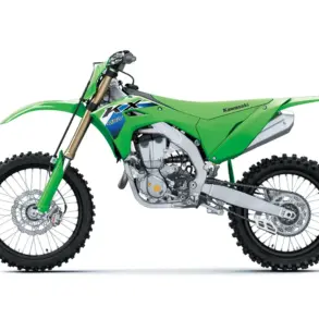 Seitenansicht der Kawasaki KX450 2026, ein grün-schwarzes Motocross-Motorrad