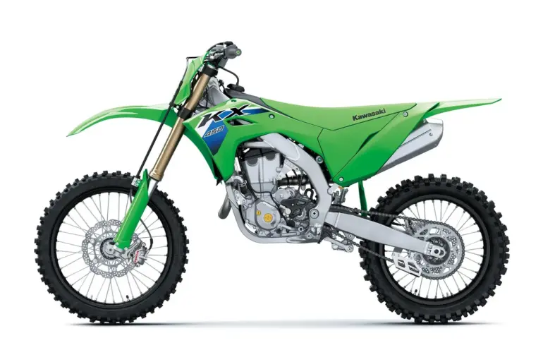 Seitenansicht der Kawasaki KX450 2026, ein grün-schwarzes Motocross-Motorrad