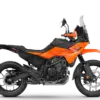 KTM 390 Adventure X 2026 in Orange-Schwarz, seitliche Ansicht des Motorrads, klarer Fokus auf Rahmen, Tank und Fahrwerk.