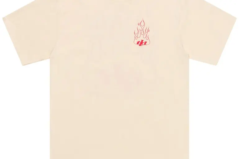 Kurzarm-T-Shirt in Vintage Weiß mit rotem Flammenmotiv auf der Brust