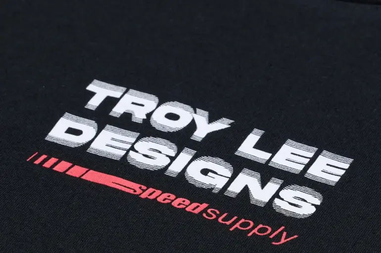 Schwarzes Langarm-Troy Lee Designs T-Shirt mit Frontlogo-Print und Factory-Stil.