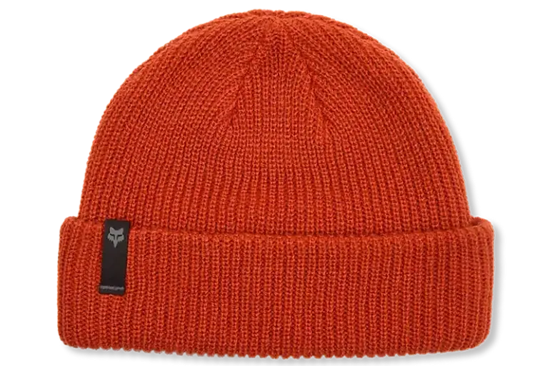 Sattelbraune Mütze Machinist aus gestricktem Material mit dezentem Etikett.