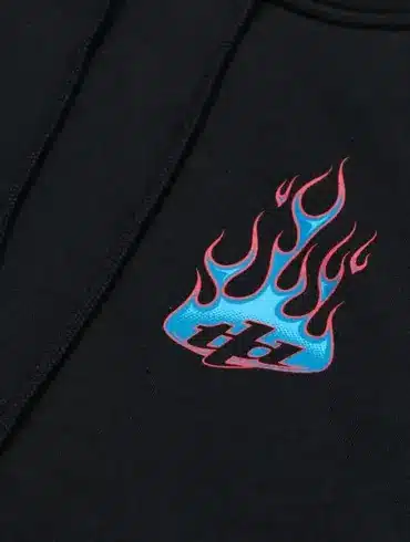 Nahaufnahme des Flammenlogos auf dem Pullover Hoodie Torched Black