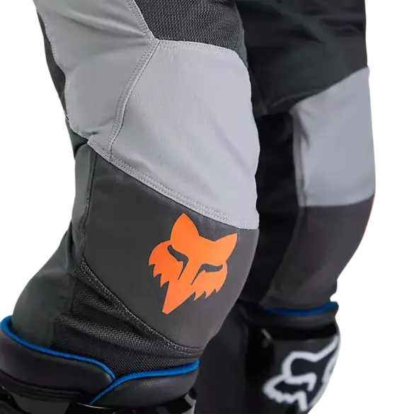 Detailaufnahme vom Kniebereich der Offroad-Hose Fox Ranger Air mit farbigem Fox-Logo.