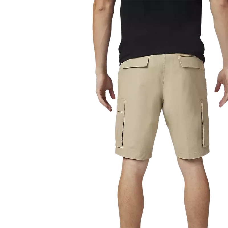 Rückansicht eines Trägers der braunen Slambozo 3.0 Cargoshorts mit Taschen und verstärktem Gesäßbereich.
