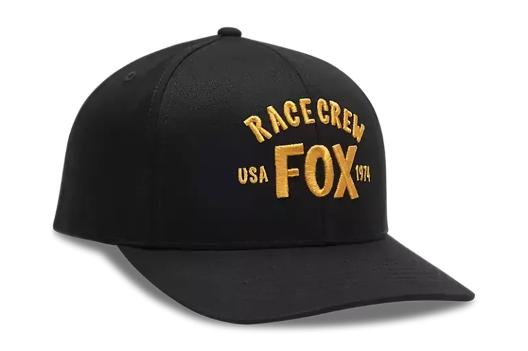 Schwarzes Fox Racing Snapback Cap mit gelber 'RACE CREW FOX USA 1974' Stickerei auf der Frontansicht.