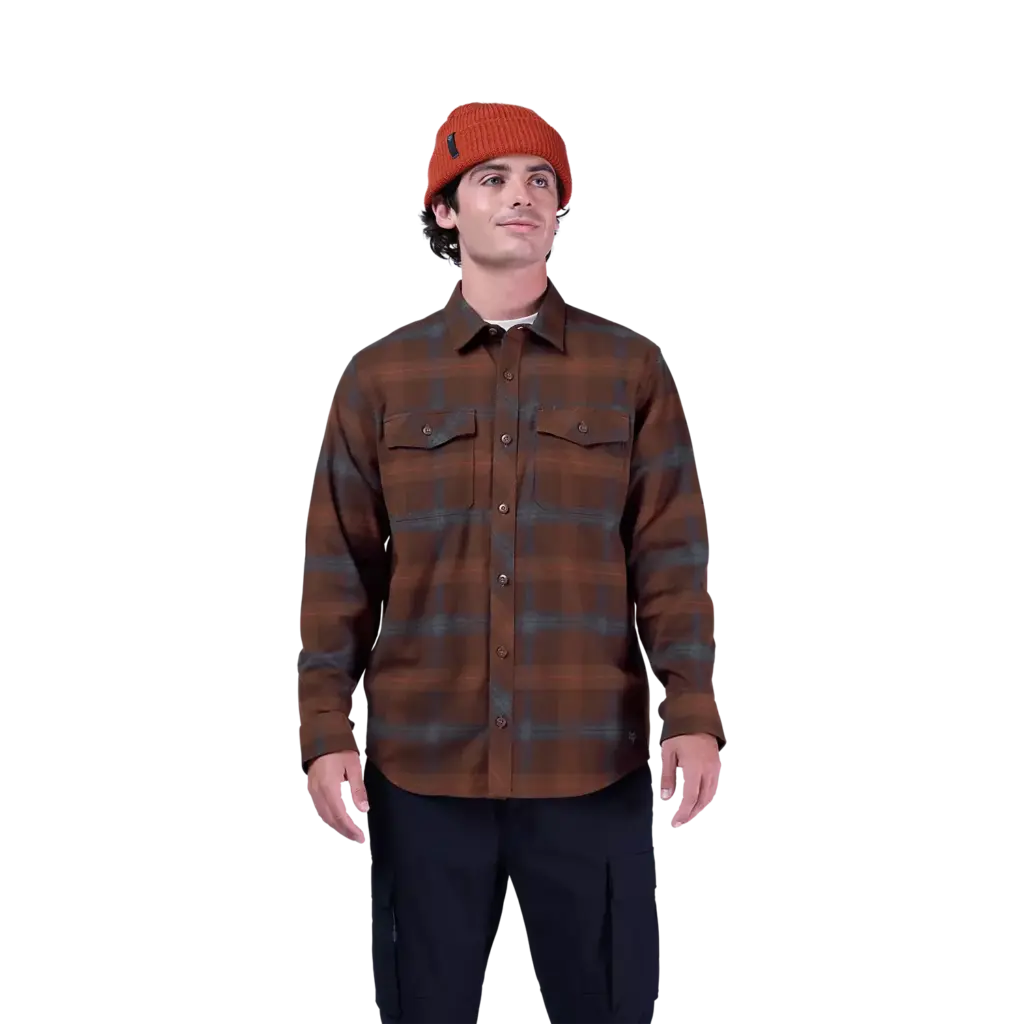 Mann mit Survivalist Core Flannel Langarmhemd in Dunkelbraun vor weißem Hintergrund