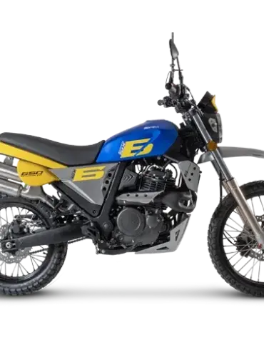 Seitenansicht der SWM SIX6 650 SuperSix mit blau-gelbem Tank, hochgelegtem Auspuff und grobstolligen Reifen.