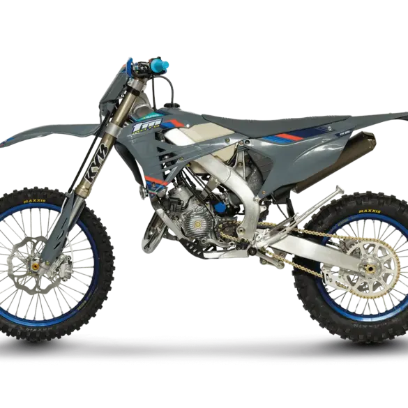 Seitenansicht einer TM EN 125 ES Fi 2T Enduro mit Aluminiumrahmen und sportlicher Ausstattung, Modell 2026